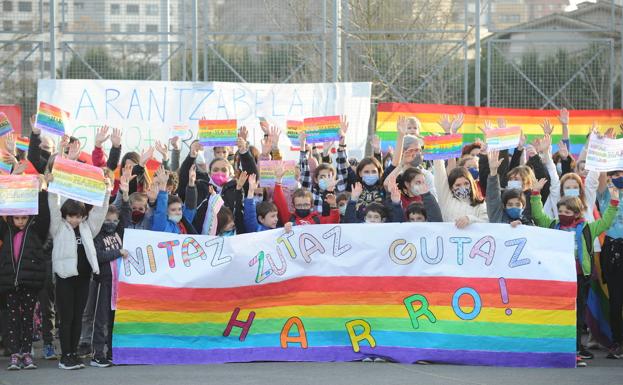 Los escolares condenan el ataque homófobo al mural de Arantzabela