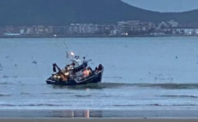 Un barco gallego vara en la playa La Salvé