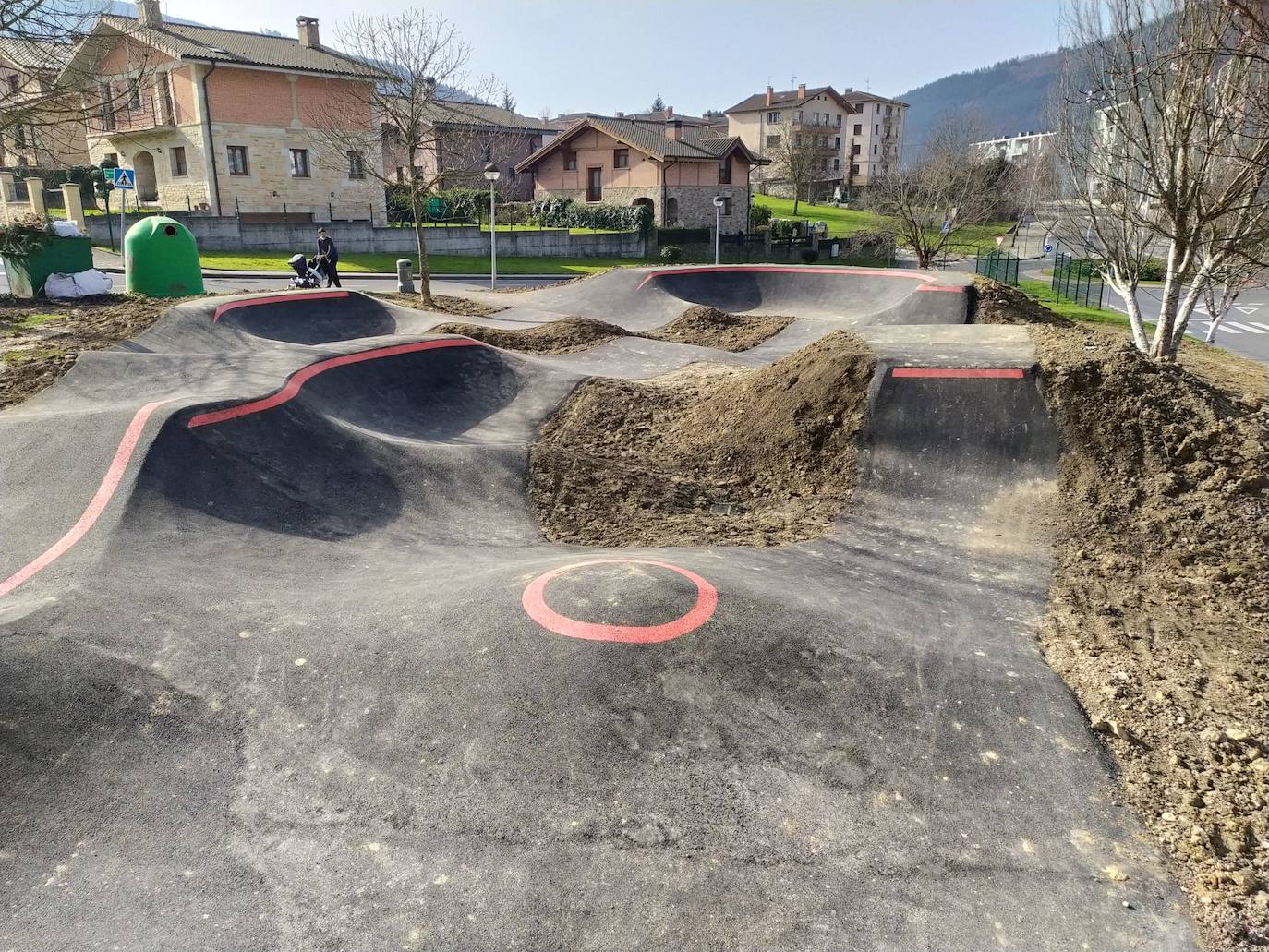 Llodio estrena la nueva pista de 'pump track' en el barrio de Latiorro