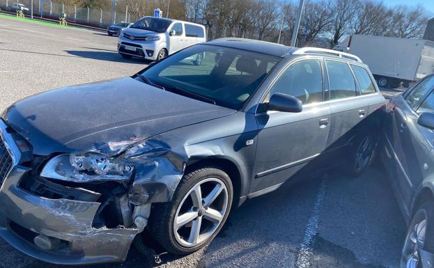 Pierde el control de su camión de bomberos e impacta contra 6 coches en la academia de Arkaute