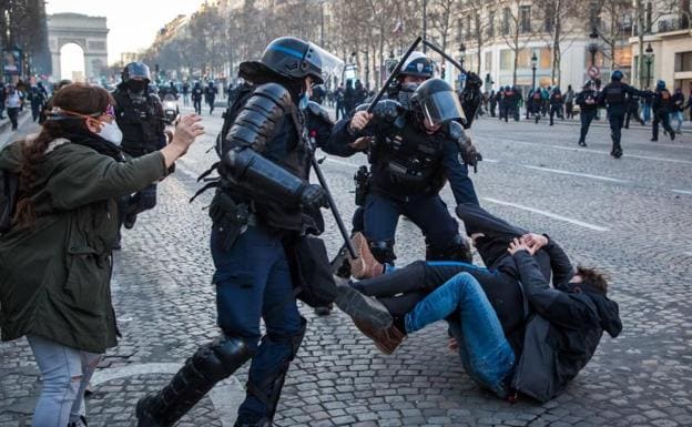 París se blinda ante el primer 'convoy de la libertad' antivacunas en Europa