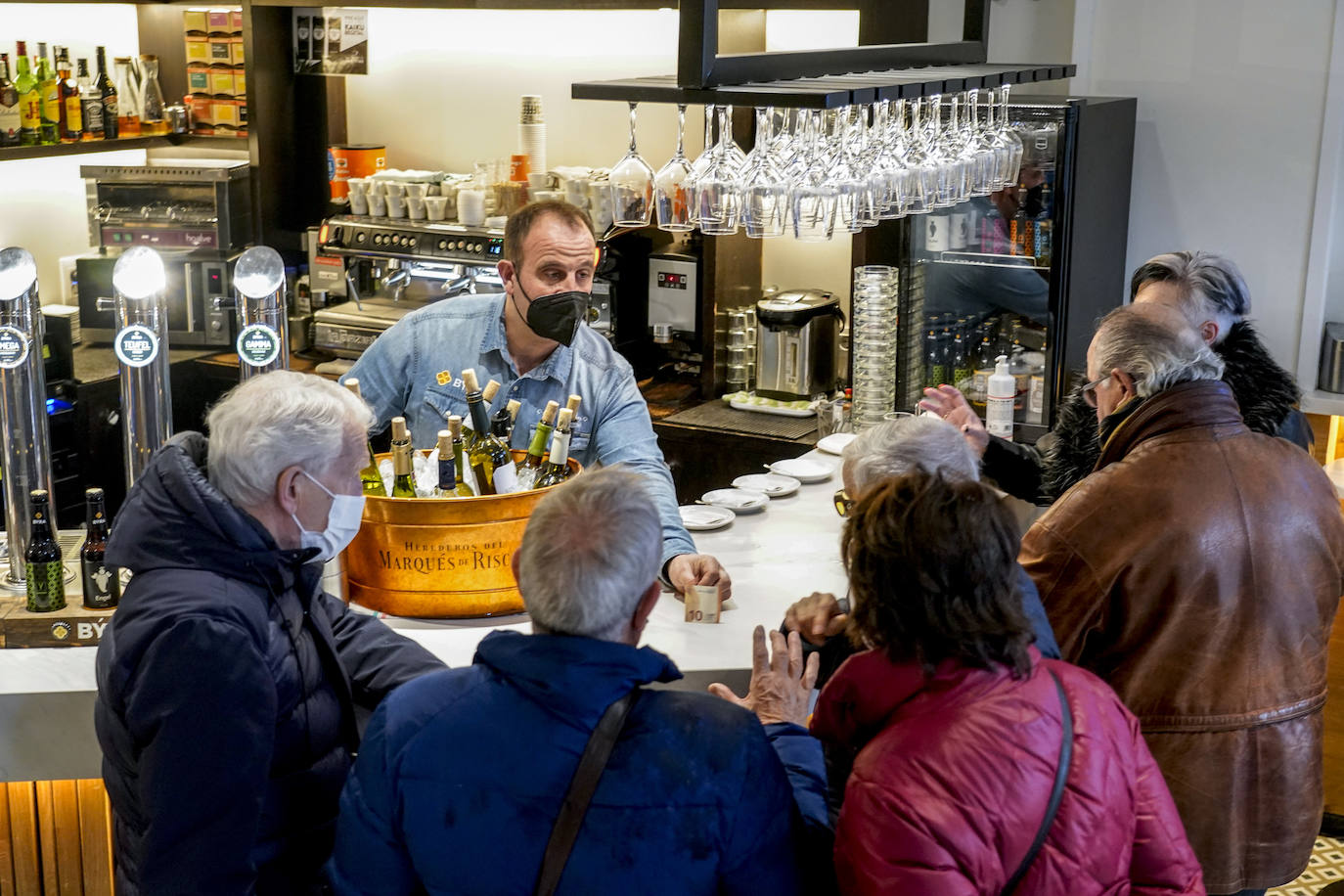 Los vitorianos recuperan las barras de bares y cafeterías: «Es un gesto tan cotidiano y a la vez tan extraño»