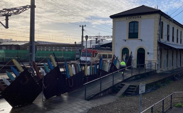 Las lluvias inundan el túnel de la estación de tren de Lutxana y causan el corte del servicio durante tres horas