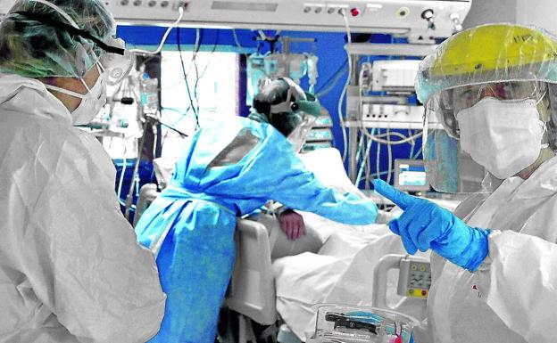 Las altas médicas superan a los ingresos por primera vez en la sexta ola