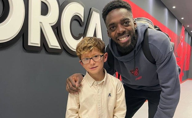 Iñaki Williams cumple el sueño del pequeño Hugo