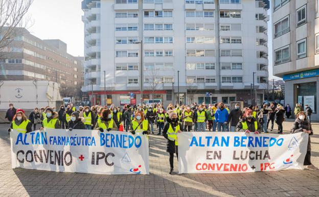 Los trabajadores de la farmaceútica Altan Bernedo llevan sus demandas al Parlamento