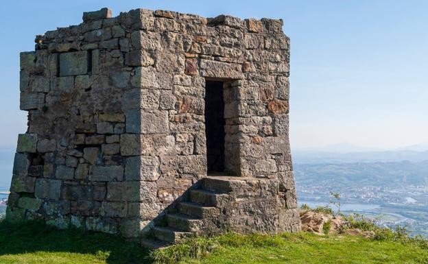 Paseo por las torres de la Guerra Carlista en Jaizkibel