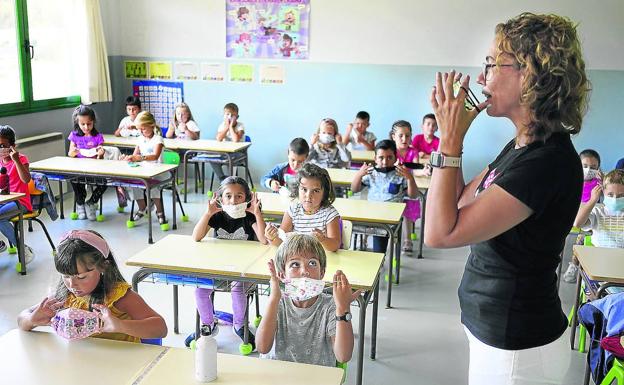 Los pediatras piden quitar las mascarillas en las aulas como ensayo para el resto de la población