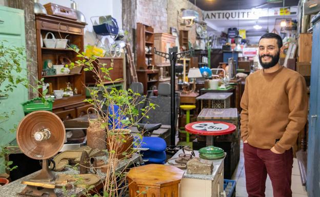 Los 'tesoros' de Souhail: la tienda de Bilbao La Vieja en la que rescata antigüedades