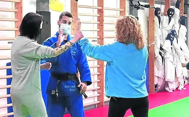 Madres a la defensiva en el club de judo Sonkei