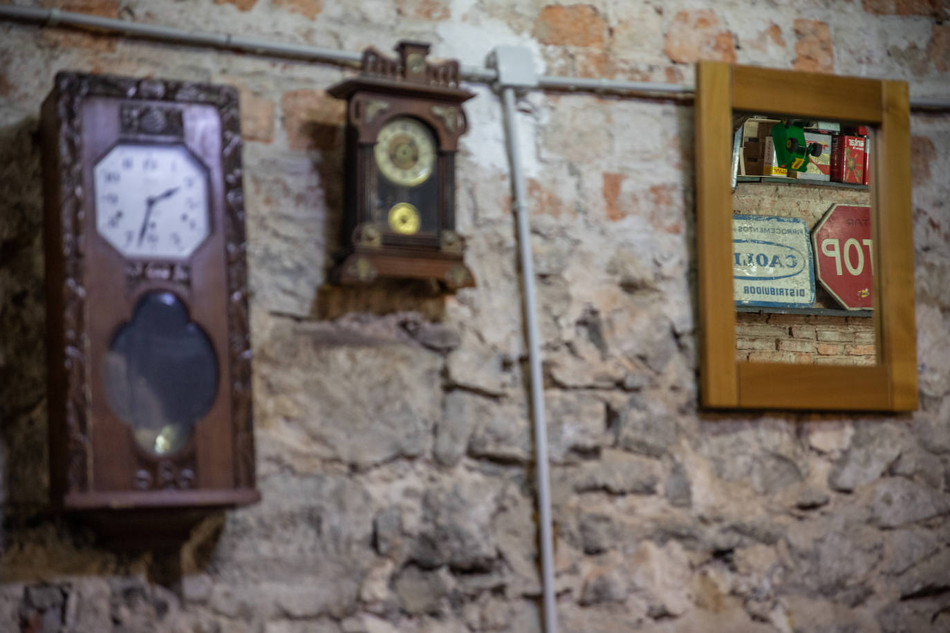 Los 'tesoros' de Souhail: la tienda de Bilbao la Vieja en la que rescata antigüedades