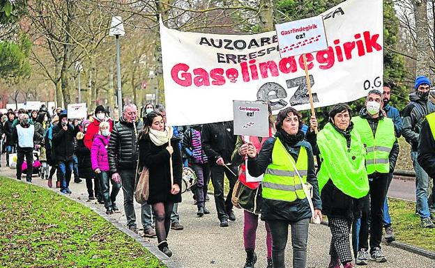 Adurza se echa a la calle y muestra su rechazo a la futura gasolinera: «Nadie la quiere»