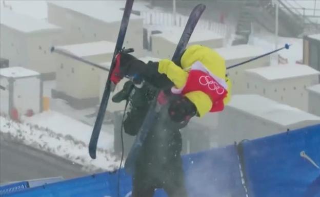 Un esquiador choca contra un reportero en una prueba olímpica