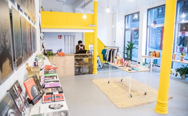 'La ilusa': la nueva (y diferente) librería de Bilbao que se rinde a la moda y el arte