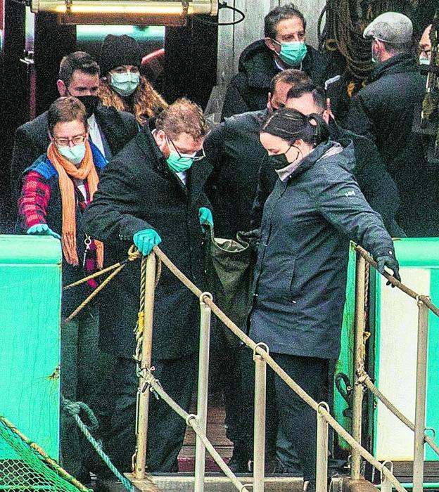 El primer barco con dos fallecidos en la tragedia llega a tierra