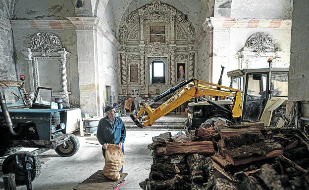 Un garaje con cúpula, retablo y púlpito