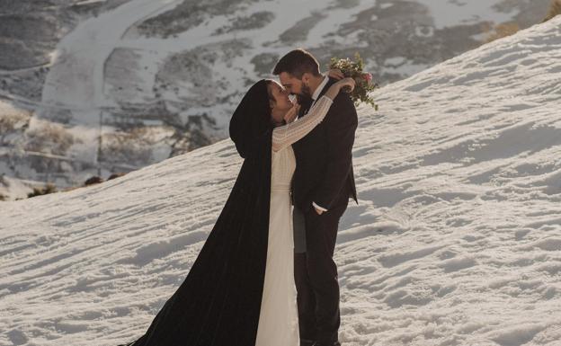 La novia bilbaína de la capa verde en la nieve de Alto Campoo