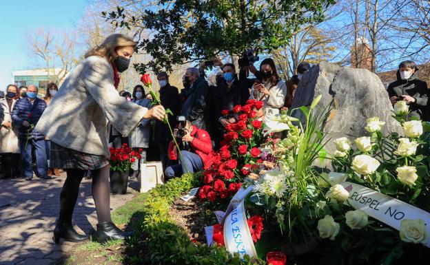 Rosas, abrazos y unidad para recordar a los asesinados Fernando Buesa y Jorge Díez Elorza