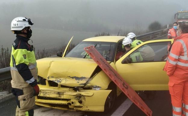 Los bomberos rescatan a un herido en un accidente en la A-1, a su paso por Treviño
