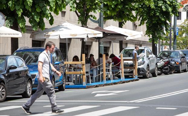 Aburto elude dar una fecha para retirar las terrazas de los aparcamientos, pero recuerda que es «temporal»