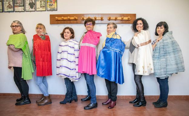 Cuando las madres son las artistas: así crean el vestuario del musical de Salesianos de Deusto