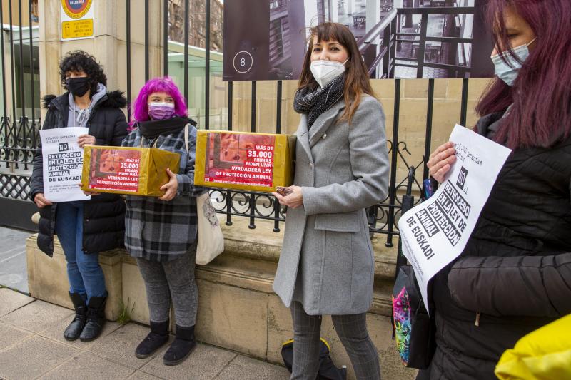 Presentan 36.000 firmas contra la nueva ley vasca de protección animal por ser un «retroceso»