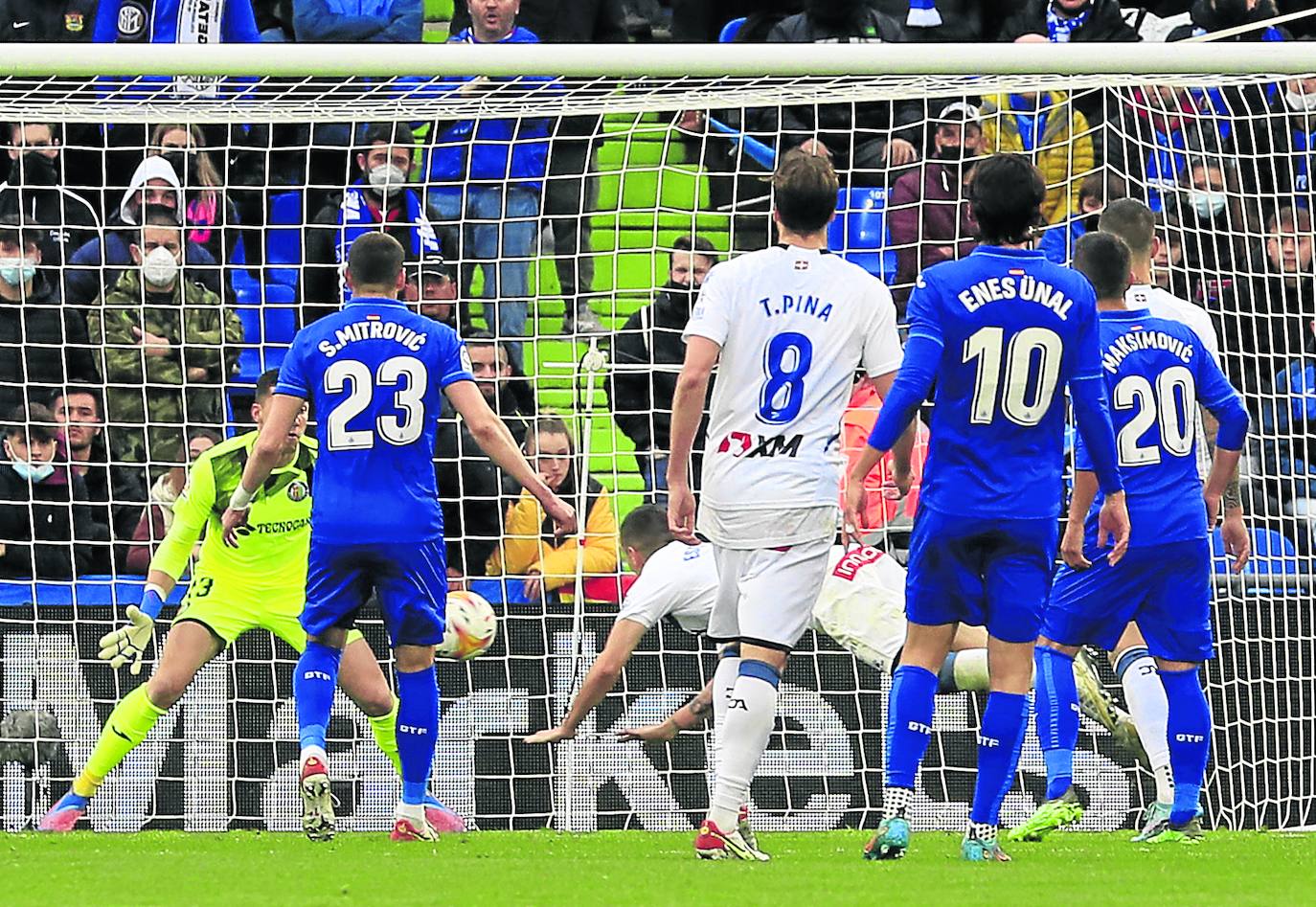 Con flechas y plumas