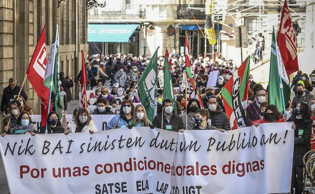 Centenares de personas toman Vitoria para exigir más personal y mejoras estructurales en Osakidetza