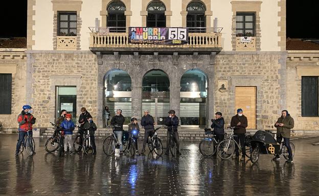 Un grupo de aficionados reivindica el uso de la bici en las calles de Amurrio