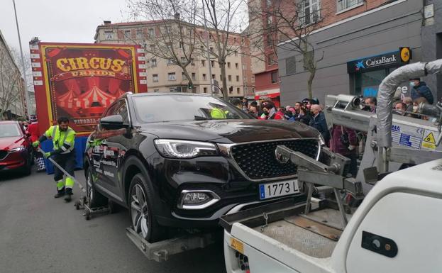 Vitoria se vuelca en un segundo desfile que tuvo que parar en 'boxes'