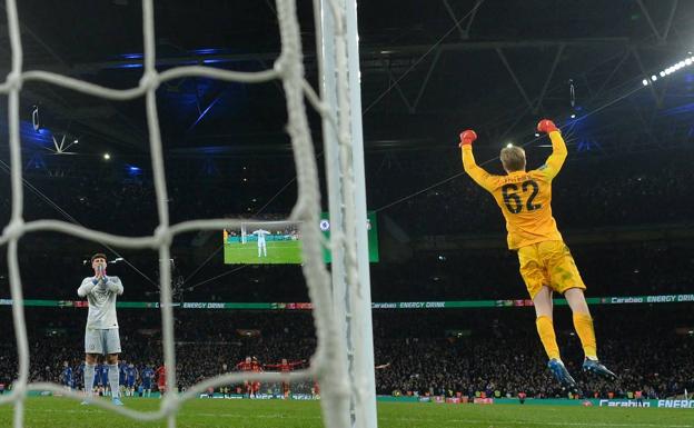 El fallo en los penaltis de Kepa le cuesta la Carabao Cup al Chelsea