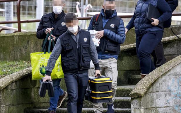 Le paran por fumar heroína en la calle y hallan seis kilos de 'speed' en su piso de Vitoria