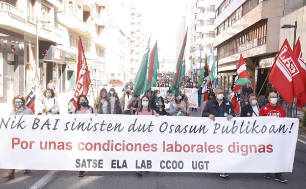 Directo | Cientos de personas se manifiestan en Vitoria por unas mejores condiciones laborales y un aumento de la plantilla de Osakidetza