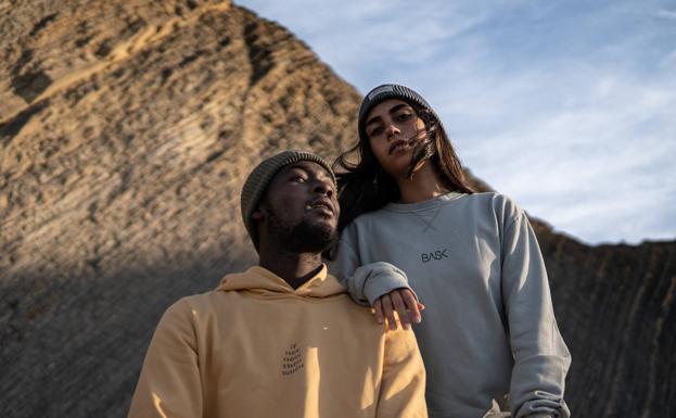 «La moda rápida mata»: tres amigos vascos crean la ropa «sostenible de verdad»