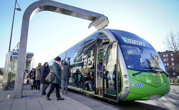 Los vitorianos ya validan sus tarjetas de transporte antes de subir al bus eléctrico