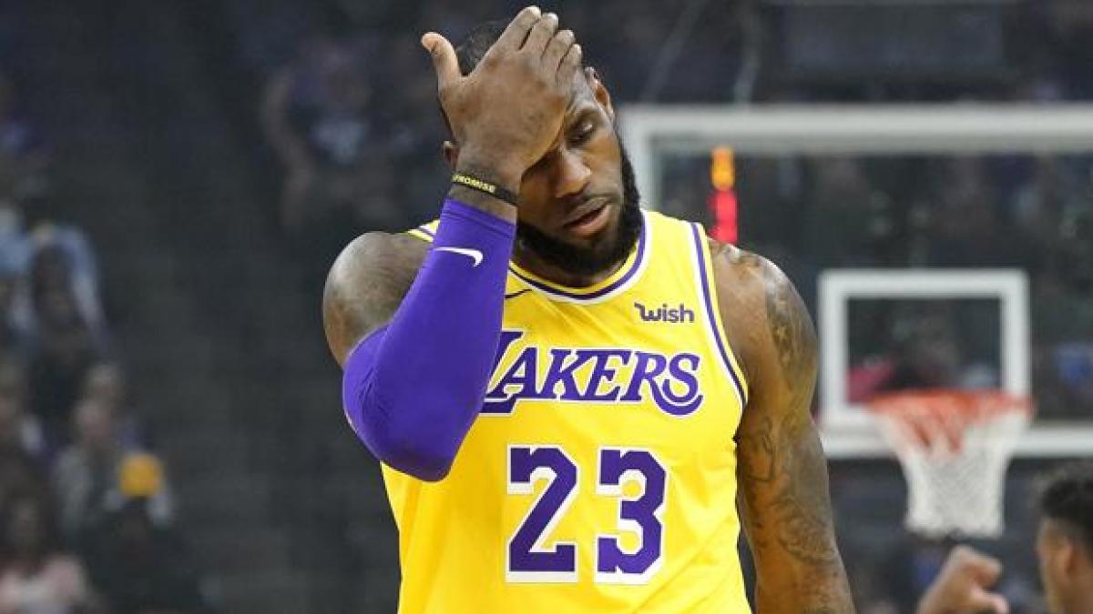 Zaleak Lakers taldeaz nekatu dira, LeBron bere jarraitzaileez nekatu den bezala