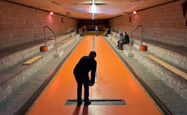 La bolera de Los Fueros reabre tras permanecer casi dos años cerrada por la pandemia