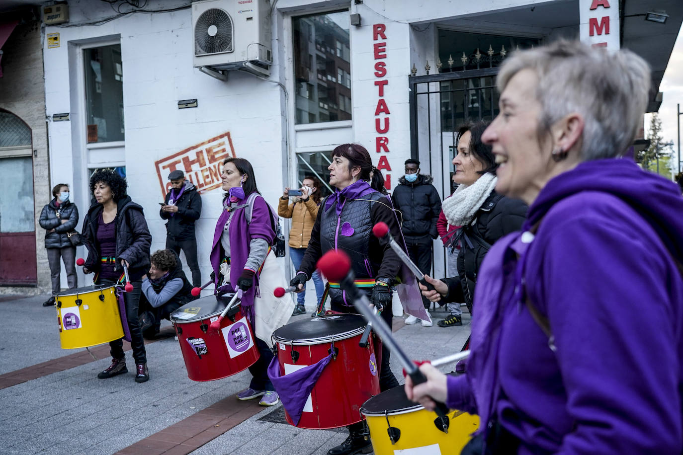 Búscate en las fotos del 8-M en Vitoria