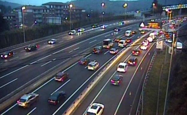 Dos accidentes múltiples dejan retenciones kilométricas en el Txorierri y la A-8 a primera hora