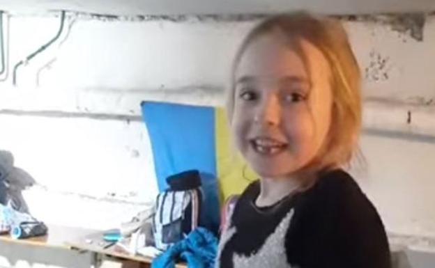 Amelia, la niña ucraniana que conmueve al mundo cantando 'Let it go' de 'Frozen' en un búnker