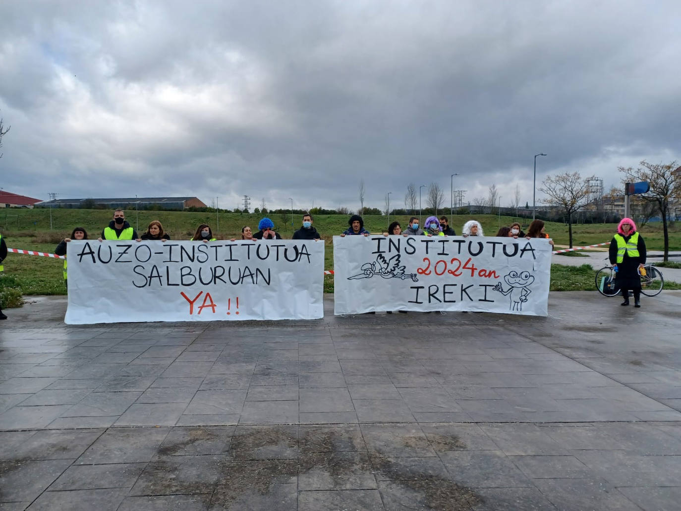 Familias de Errekabarri y Salburua piden que se inicie la obra del instituto