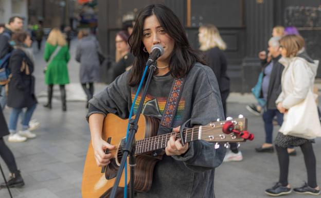 Leire, la cantante vasca que emociona al mundo desde las calles de Londres