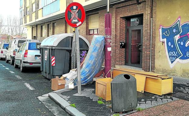 Los barrios señalan el abandono de muebles como la gran mancha de la limpieza de Vitoria