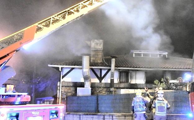 Un aparatoso incendio en una cervecera crea alarma en Berango