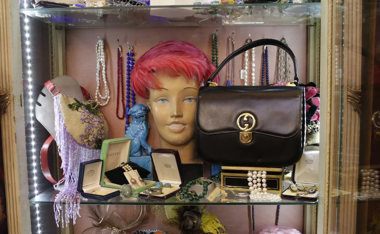 en Bilbao: De muñecas antiguas bolsos de Gucci: la tienda de Bilbao llena de tesoros 'vintage' El Correo