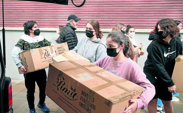 Los colegios vitorianos se vuelcan con la recogida de alimentos y ropa para Ucrania