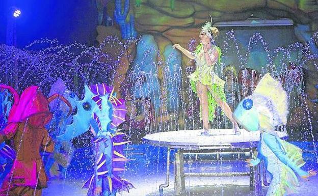 Vista Alegre reabre sus puertas con un circo que convierte el coso en un océano de 24.000 litros de agua