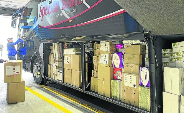 El autobús de Alex Txikon regresa con decenas de refugiados