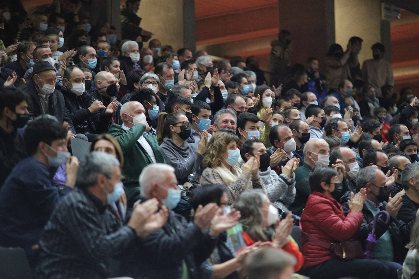 Public at the Bizkaia Arena fronton. 