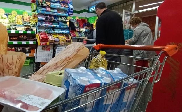 Los supermercados vascos hacen acopio para evitar problemas